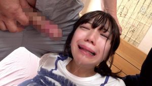 146cmミニ系パイパン美少女・日向由奈がおじさん達にレ〇プで精子まみれ エロ動画